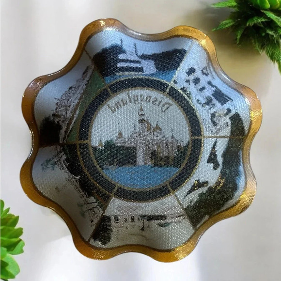 DISNEYLAND Vintage 1960s Mid Century Scalloped Ash Tray Jewelry Trinket Dish - Picture 3 of 6